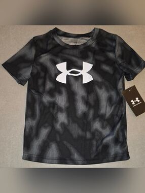 Boys Under Armour Black & Gray Logo Athletic Tee. Size 4